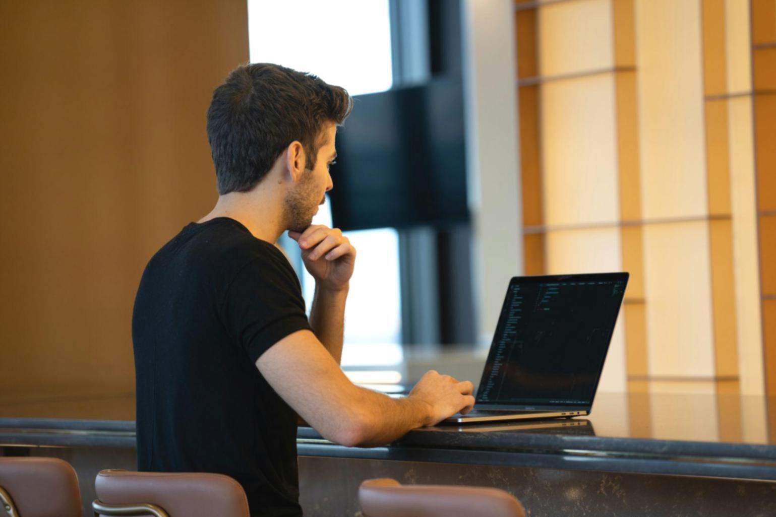 Teilnehmer arbeiten gemeinsam an Budget-Übungen während einer Kurssitzung